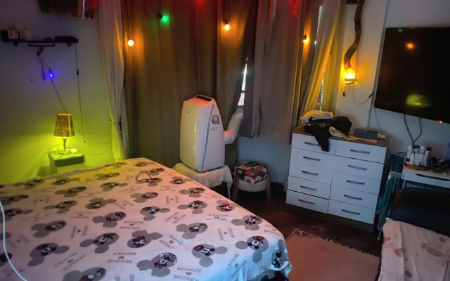 Zimmer Kingsize-Bett/Klimaanlage/TV 60"+ alle Satellitenkanäle...