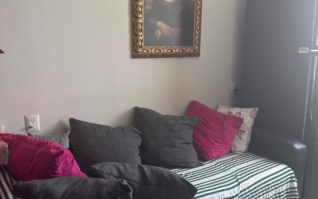 Einfaches Zimmer mit dem Nötigsten, in der Nähe des Stadtzentrums.