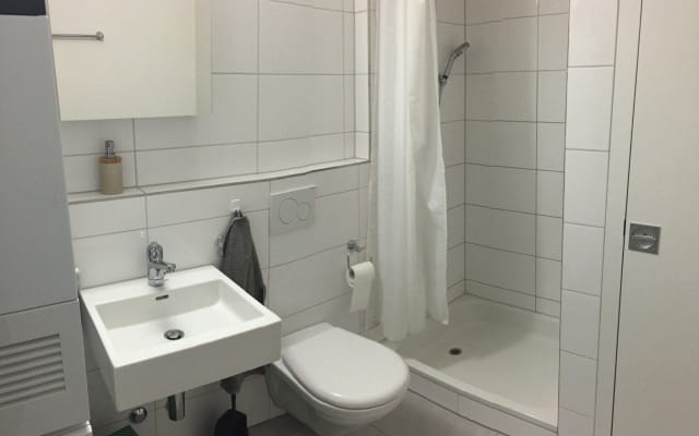 Annonce de Julian Martin sur misterb&b - Badezimmer mit WC und Dusche nur für dich!