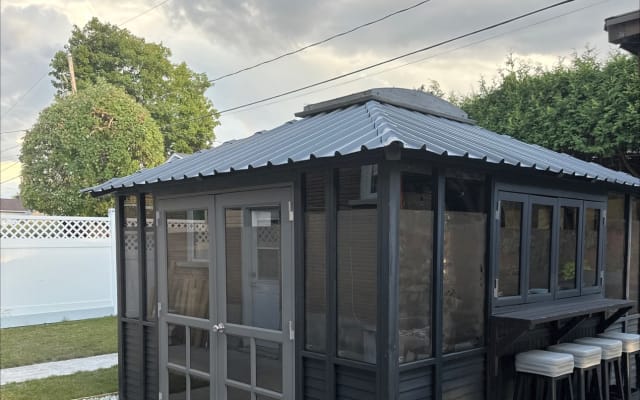 Grande chambre meublée dans un style éclectique