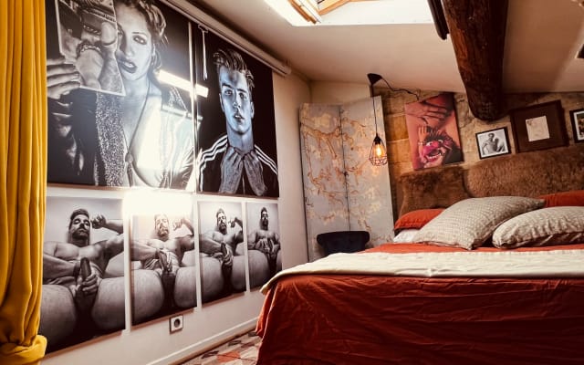 Soyez nus dans ce penthouse naturiste très prisé du centre ville