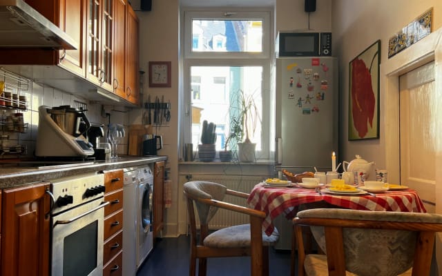 Raphaels Inserat auf misterb&b - Frühstück ist inclusive. Wenn du magst, gern mit mir zusammen. Zum Frühstück gehört immer: frisches Obst, frische Brötchen, Käse, Konfitüren, Joghurt, frischer Kaffee mit aufgeschäumter Milch, Tee und eine herzliche Gemeinschaft 
