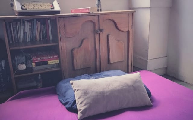 Offenes Zimmer in einem 2-stöckigen Loft in einem historischen Gebäude.