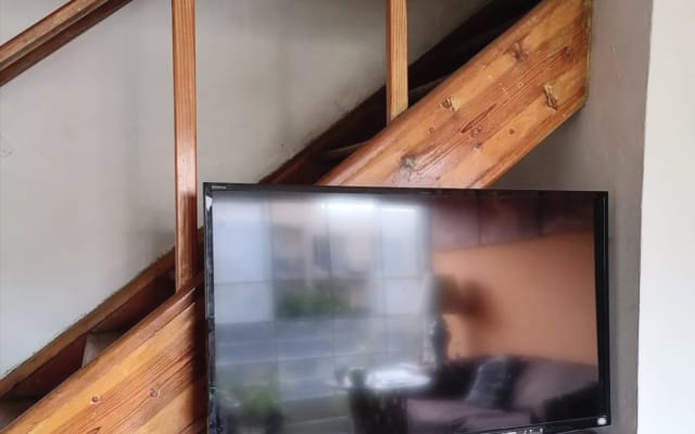 Offenes Zimmer in einem 2-stöckigen Loft in einem historischen Gebäude.