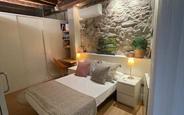 Quarto bonito com casa de banho privativa no bairro antigo de Girona