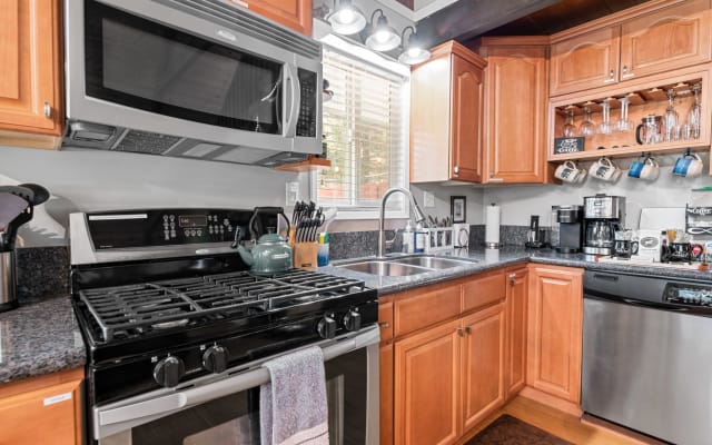 Winterland Chalet-Charming Fenced • AC • Spa • Fire Pit • Close to All