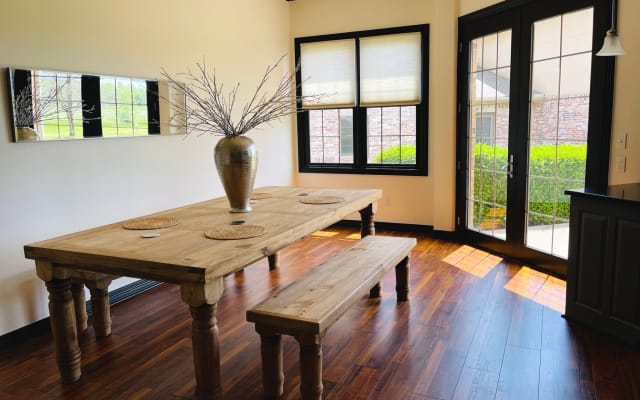 Luxurious 2BR/3BED Bentonville NWA/******** HO Area