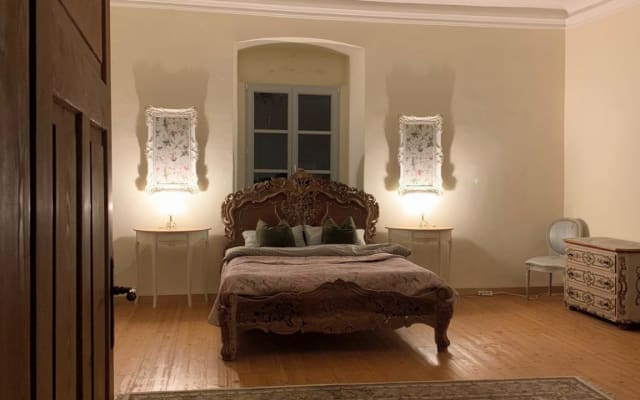 Lovingly renovated apartment in the historic Mahlis chamber estate