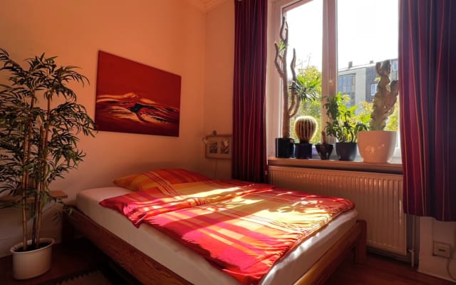 Cheerful host, close to main station, trade fair, airport - quiet...