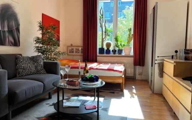 Cheerful host, close to main station, trade fair, airport - quiet...