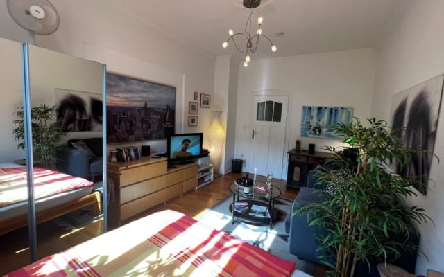 Cheerful host, close to main station, trade fair, airport - quiet...