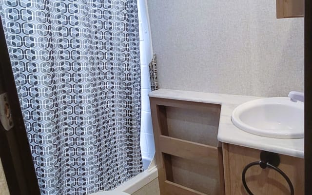 Kevins Inserat auf misterb&b - Full bathroom with plenty of storage space.