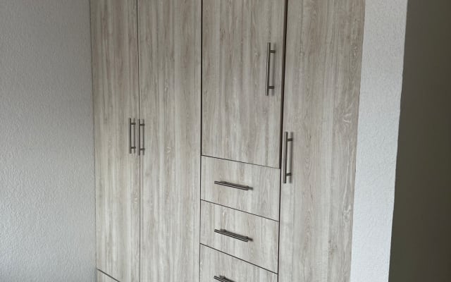 Shared room in residential area, students and professionals.
