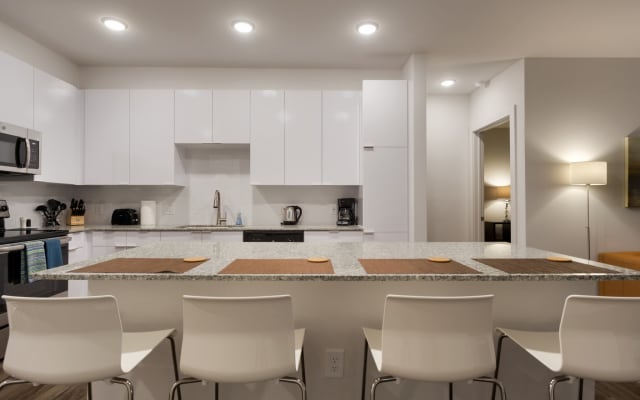 (S2BB) Bright 2-BR Midtown Apartment with Pool and Gym