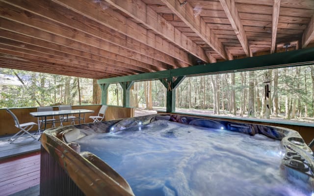  Stream Side Mountain Lodge  Hot Tub, Family/Pets ok!