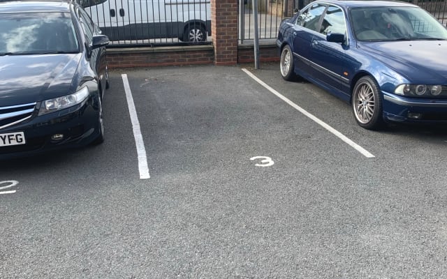 Paul's listing on misterb&b - Secure free private parking space in front of appartment 