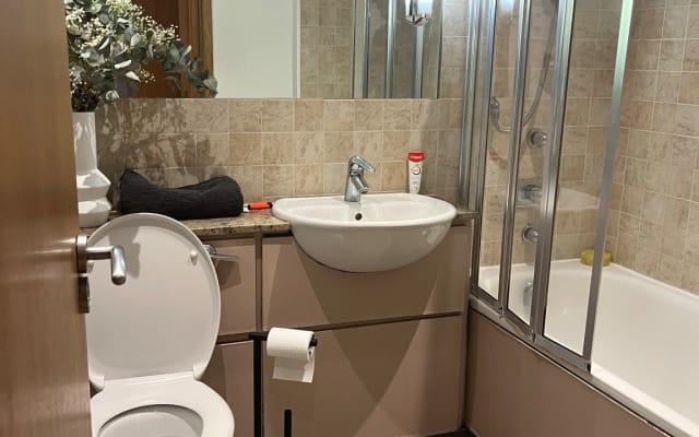 2 chambres, 2 salles de bain avec un espace commun spacieux situé...