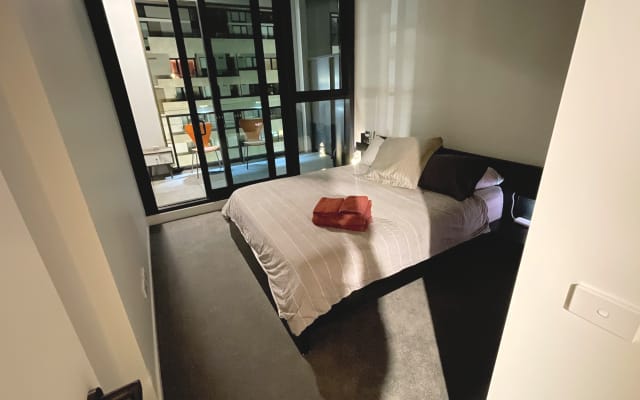 [YAS]queen-sized bedroom, private bathroom + direct balcony access