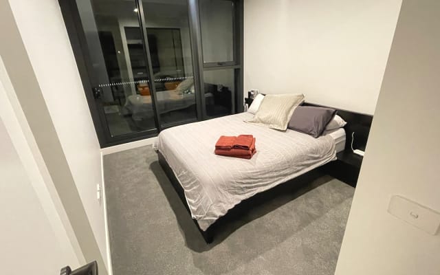 [YAS]queen-sized bedroom, private bathroom + direct balcony access