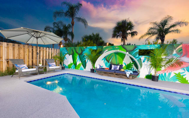 Piscine tropicale chauffée - Plage à pied - 3 chambres doubles - Café...