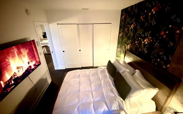 Lovely 1-bedroom condo in the heart of The Village