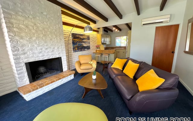 Thomas's listing on misterb&b - Room 25 Living Room