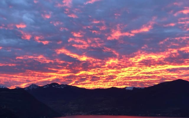 Um terraço sobre o lago