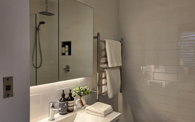 Cafe Culture Townhouse on stylish Bourke Street - Picture 11