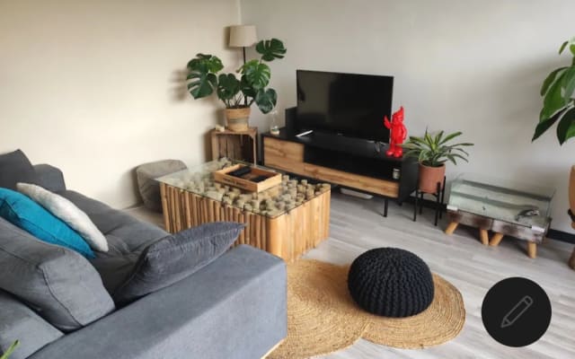 Beautiful apartment close to public transport, free parking.