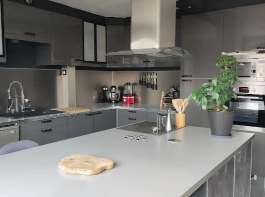 Beautiful apartment close to public transport, free parking.