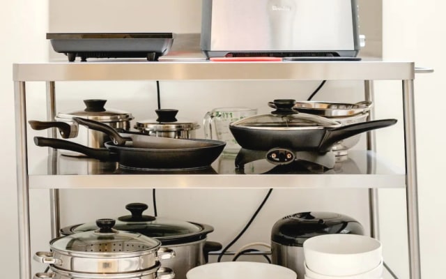 Jeff's listing on misterb&b - Plenty of choices for saucepans and frypans.   There is a 2 burner hotplate on the top shelf of the trolley