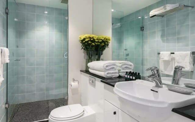 Jeff's listing on misterb&b - Bathroom, shower, toilet, luxury towels, shampoos & condition provided