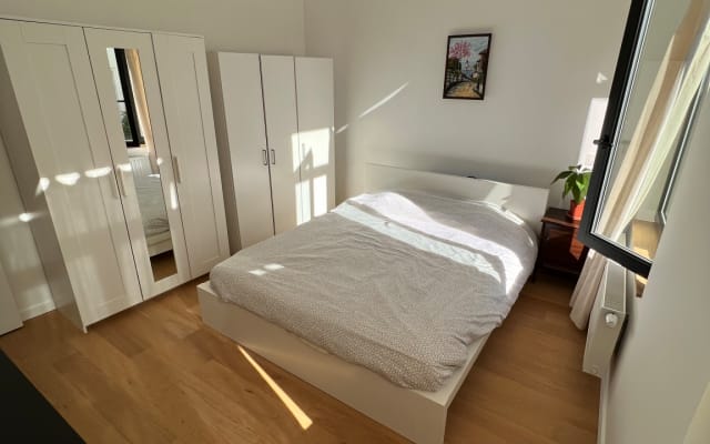 Quarto bonito num apartamento novo perto do centro da cidade