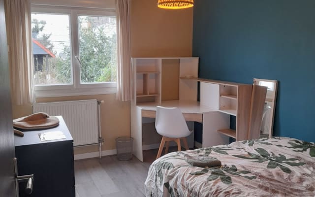 Habitación encantadora, tranquila y espaciosa. Entre París y CDG.