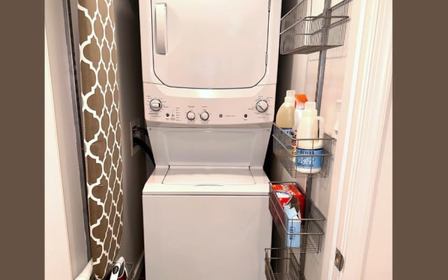 Keiths Inserat auf misterb&b - Full size washer/dryer combo along laundry detergent & fabric softener sheets.  Also comes with iron & iron board.