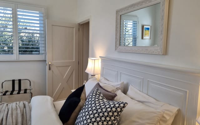 Winemakers Cottage private accommodation in Red Hill amongst the Vines