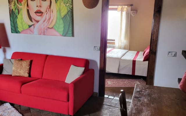 CASALE, 8 CAMERE + BAGNO PRIVATO, TERRAZZA/PISCINA/CAMINO/WIFI/PASTI