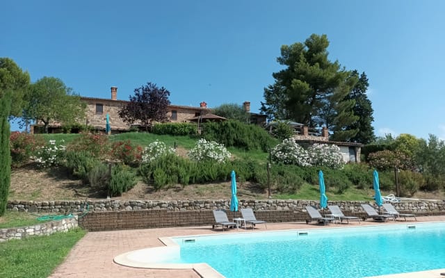 CASALE, 8 CAMERE + BAGNO PRIVATO, TERRAZZA/PISCINA/CAMINO/WIFI/PASTI