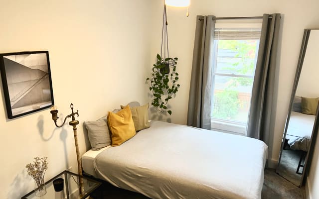 Stylish private double bed room w/ private bathroom