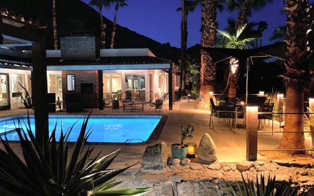 Dieter and Craig's listing on misterb&b - Relaxing Pool Deck