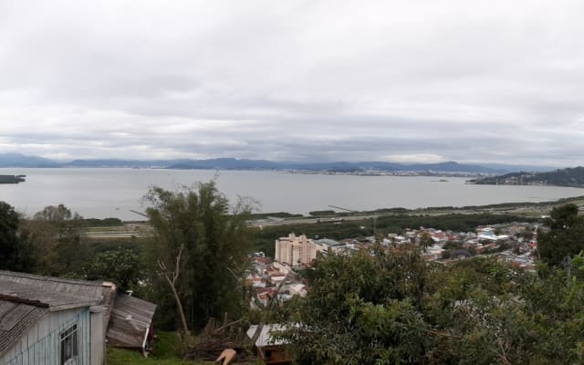 Casa com varanda na Costeira do Pirajubaé