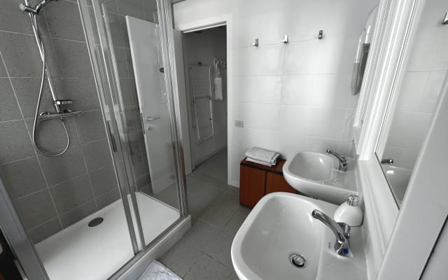 L'annuncio di Jan su misterb&b - bathroom with shower and 2 sinks, hairdryer