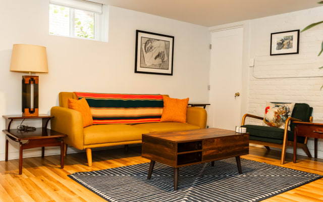 Garden apartment with private entrance and hot tub