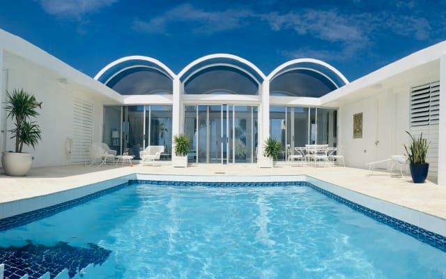 Superbe villa moderne du milieu du siècle avec des vues fabuleuses