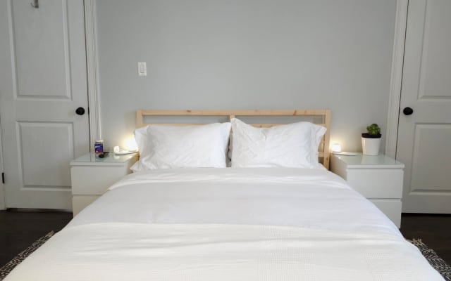 Newly Renovated + Spacious Apt w/ Parking - Picture 5