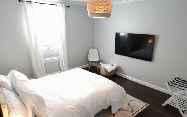 Newly Renovated + Spacious Apt w/ Parking - Picture 11