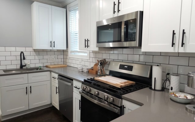 Newly Renovated + Spacious Apt w/ Parking - Picture 12