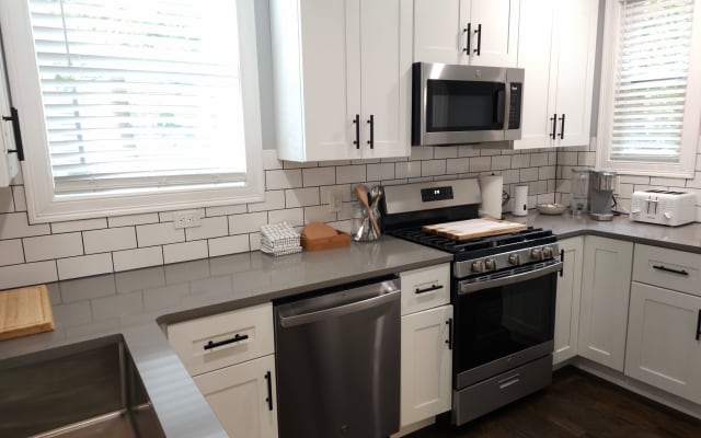 Newly Renovated + Spacious Apt w/ Parking - Picture 14