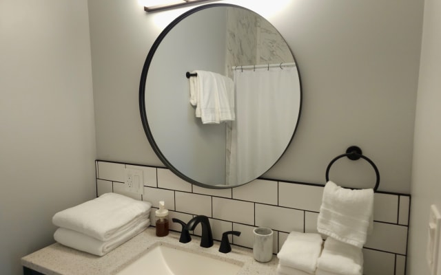 Newly Renovated + Spacious Apt w/ Parking - Picture 18