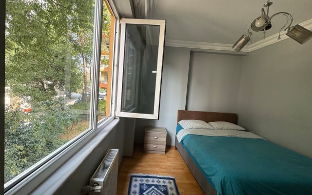 Gemütliches, privates Zimmer in einer Wohnung mit einem Fitnessraum